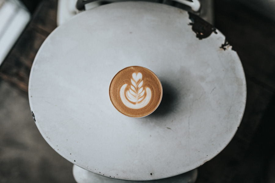 Cortado on top of an old table