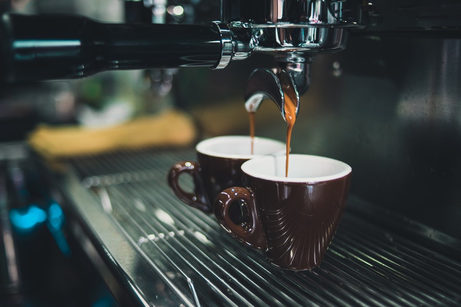 Filling coffee in mugs